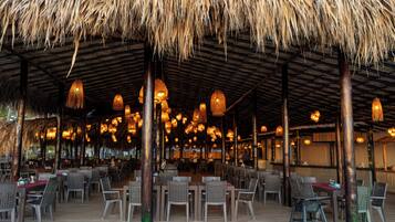Frühstück, Mittagessen, Abendessen, Blick auf den Strand