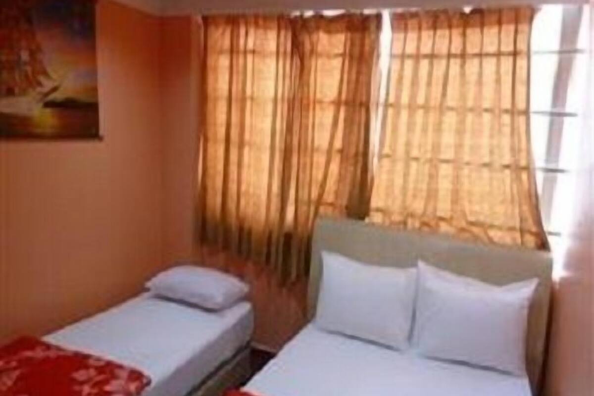 Quarto triplo | Escrivaninha, ferros/tábuas de passar roupa, Wi-Fi de cortesia
