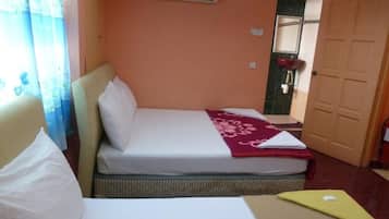 Meja kerja, setrika/meja setrika, dan Wi-Fi gratis