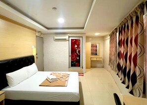 Phòng Deluxe, 1 giường đôi | Bàn ủi/dụng cụ ủi quần áo, truy cập Internet không dây miễn phí 