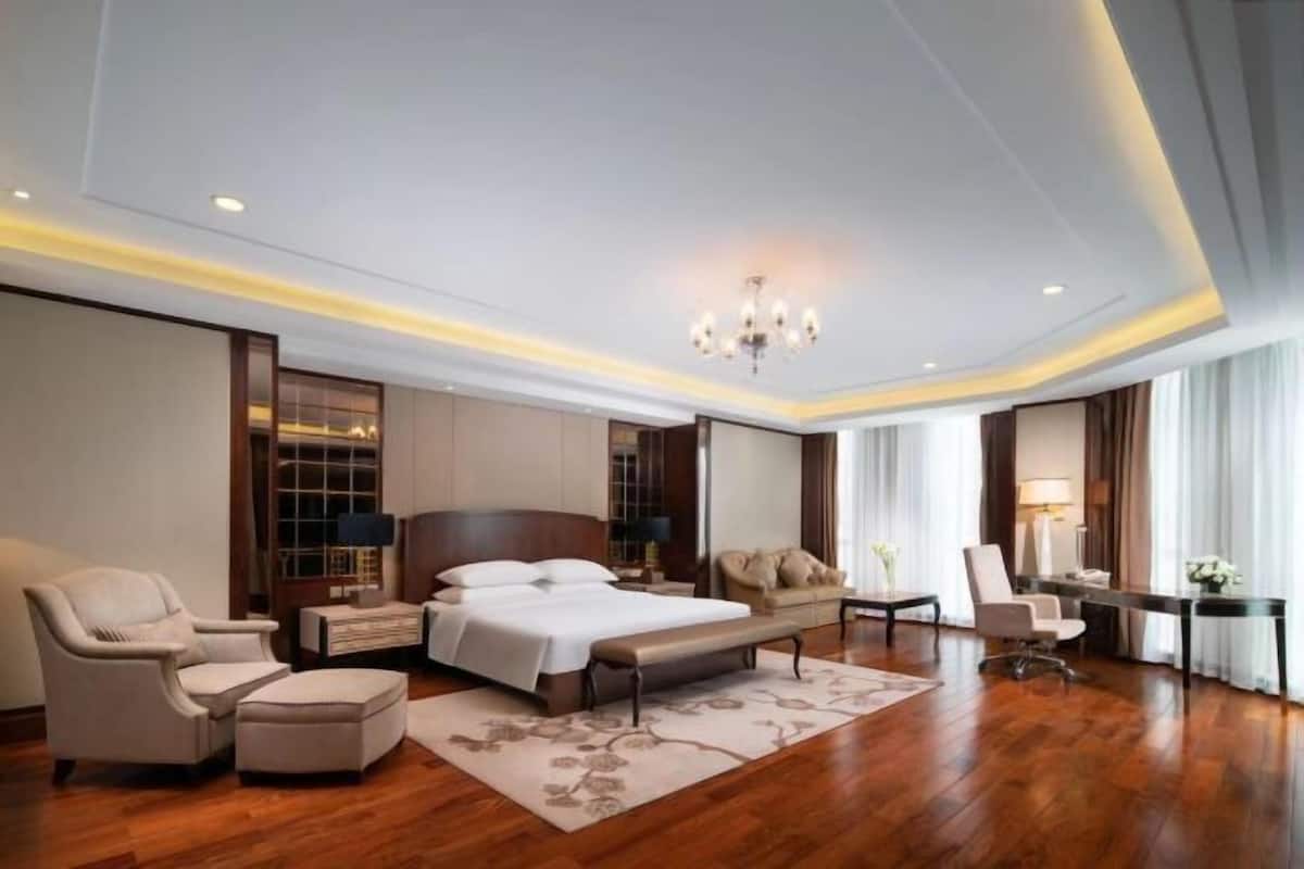 Minibar, in-room safe, desk, blackout curtains