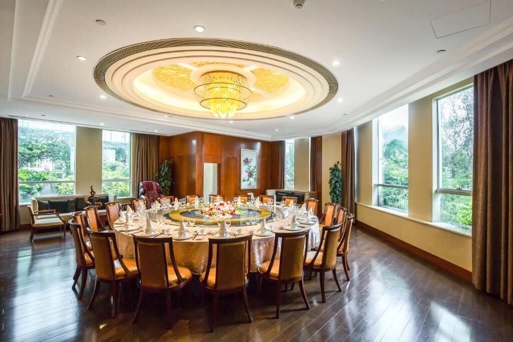 2 restaurants, breakfast, lunch, dinner served; chinese cuisine