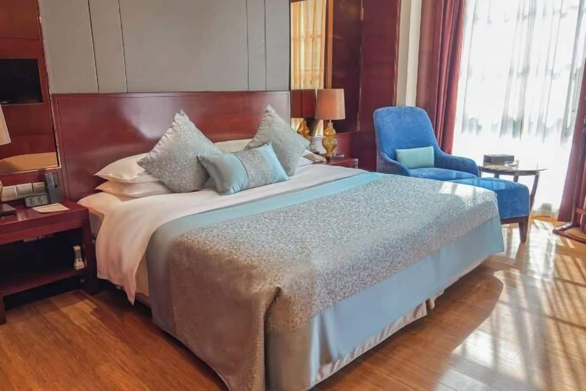 Minibar, in-room safe, desk, blackout curtains