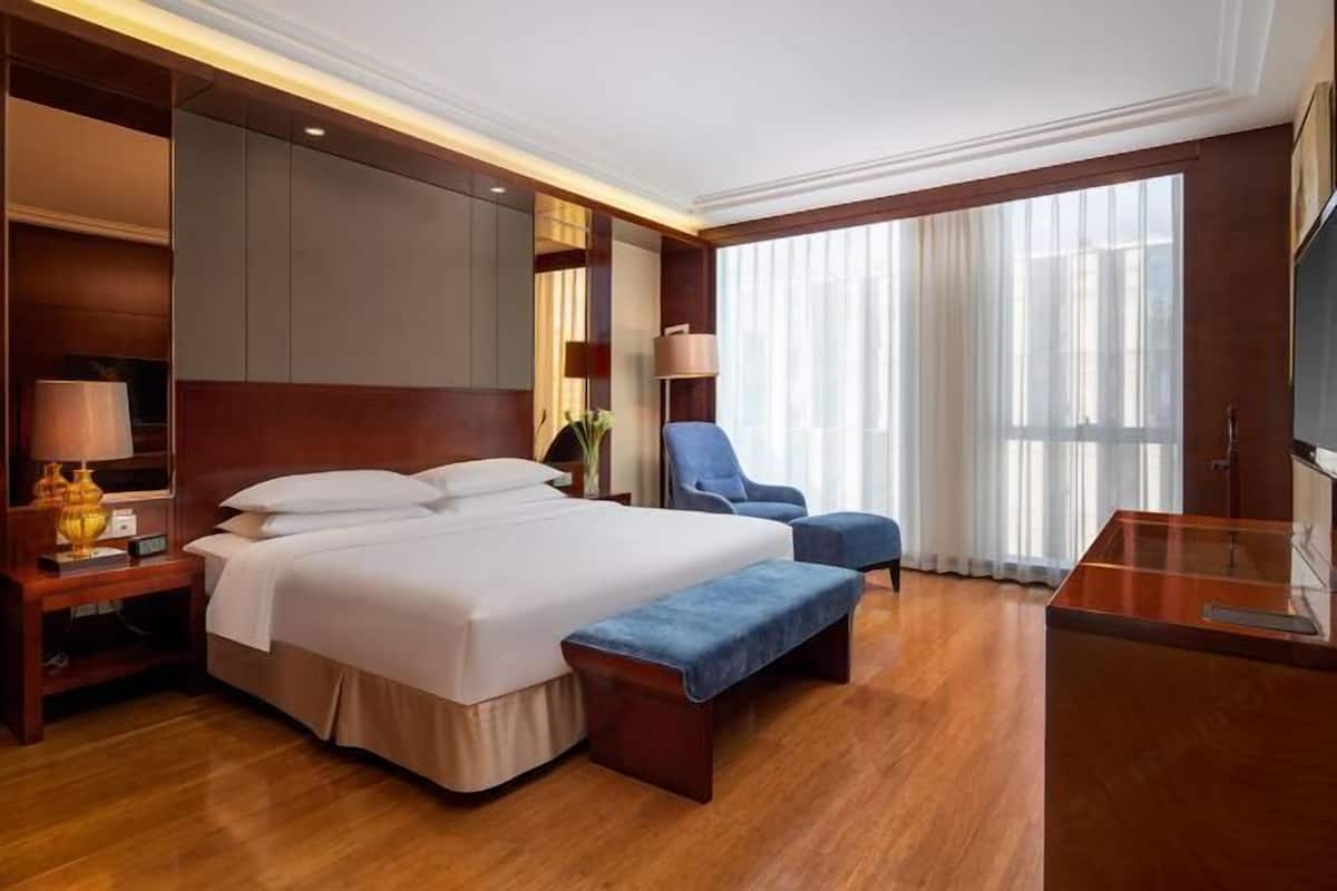 Minibar, in-room safe, desk, blackout curtains