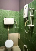 Double Room | Bilik Mandi | Pancuran mandi, tuala disediakan 