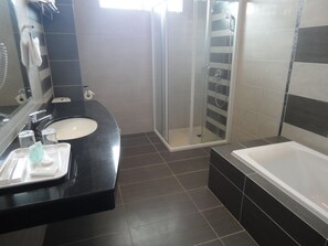 Free toiletries, hair dryer, bidet, towels - The Pavilion Hotel (Sandakan)