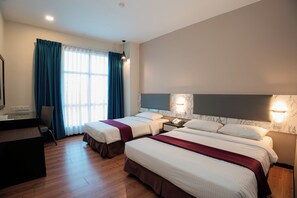 Una habitación de hotel con dos camas, un escritorio y una silla.