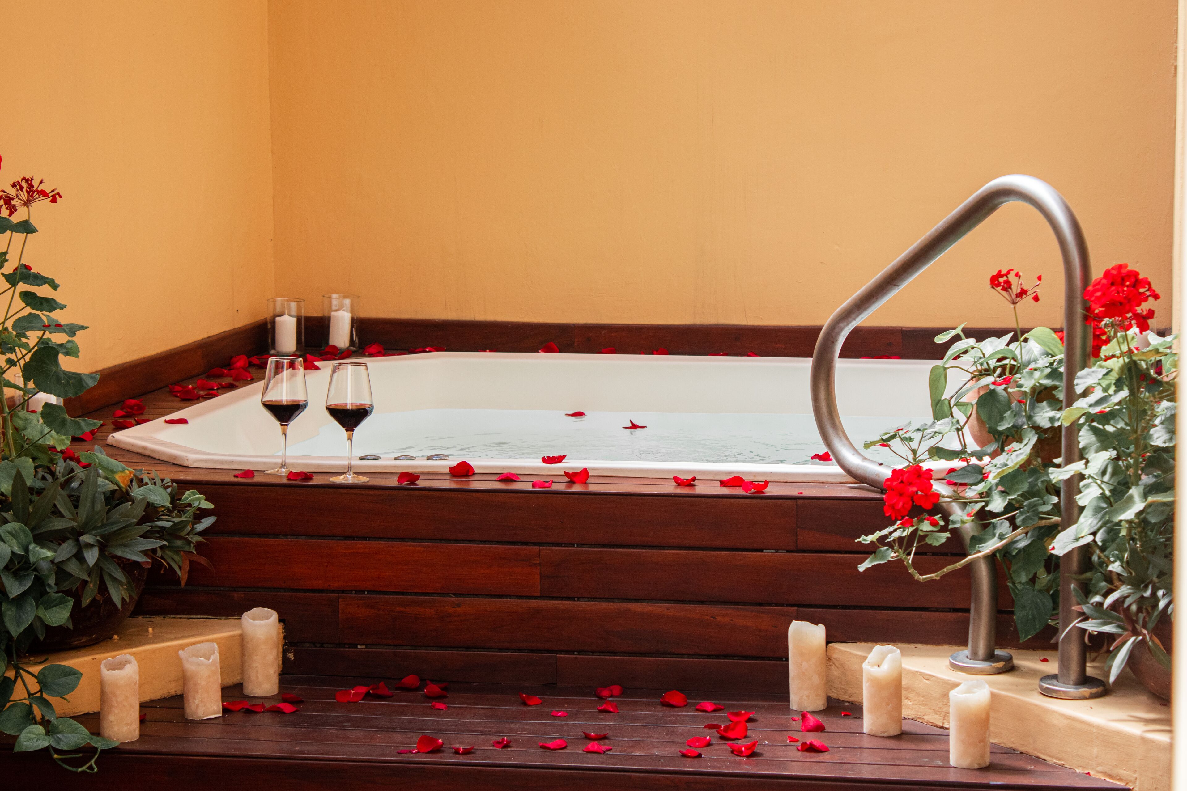 Salas de tratamiento para parejas, sauna y tina de hidromasaje 