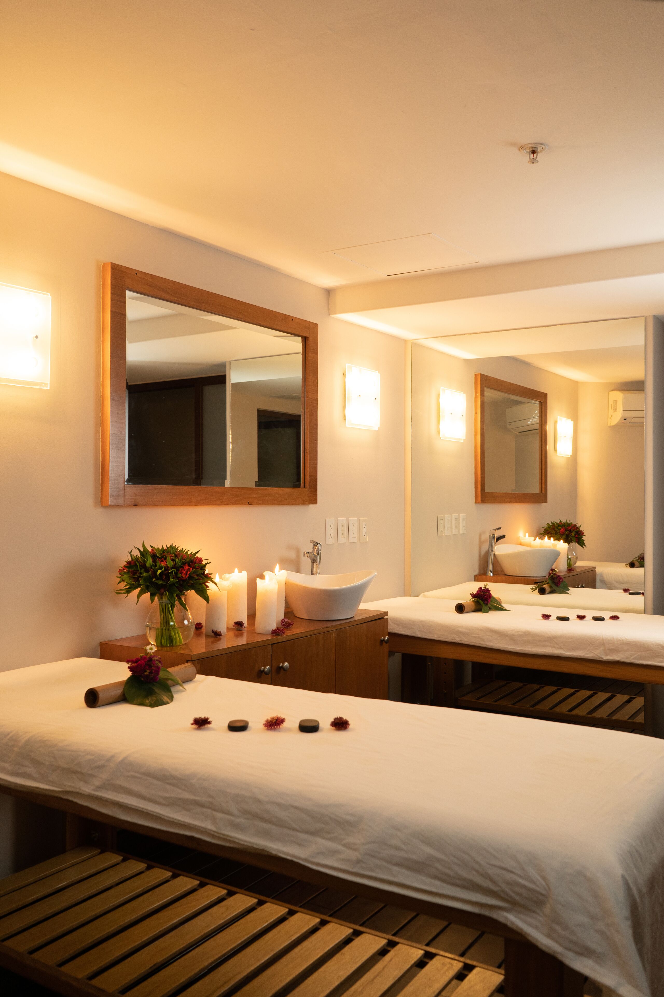 Couples treatment rooms, sauna, hot tub, steam room, aromatherapy