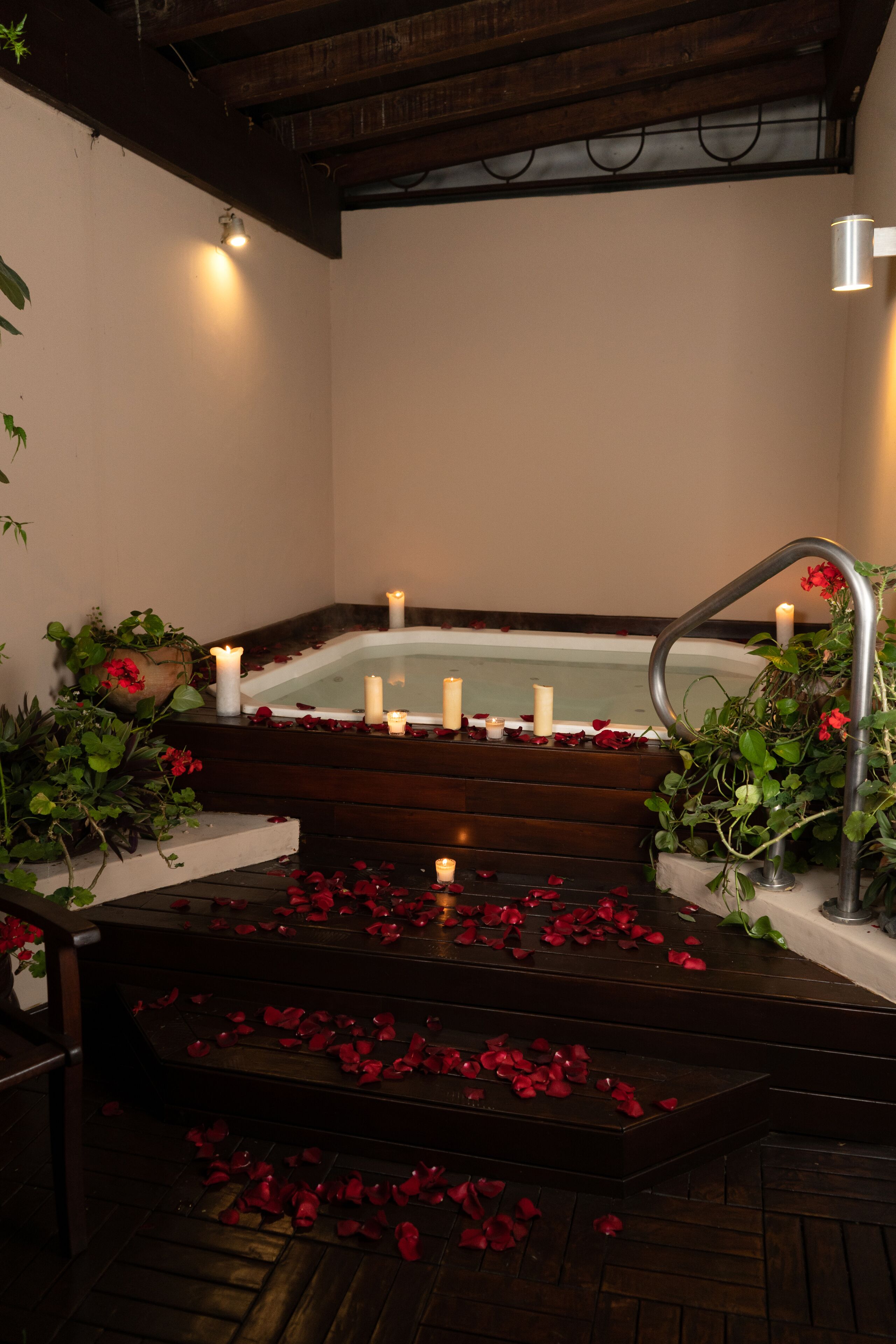 couples treatment room(s), sauna, hot tub, steam room, aromatherapy