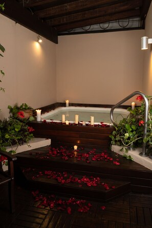 Couples treatment rooms, sauna, hot tub, steam room, aromatherapy