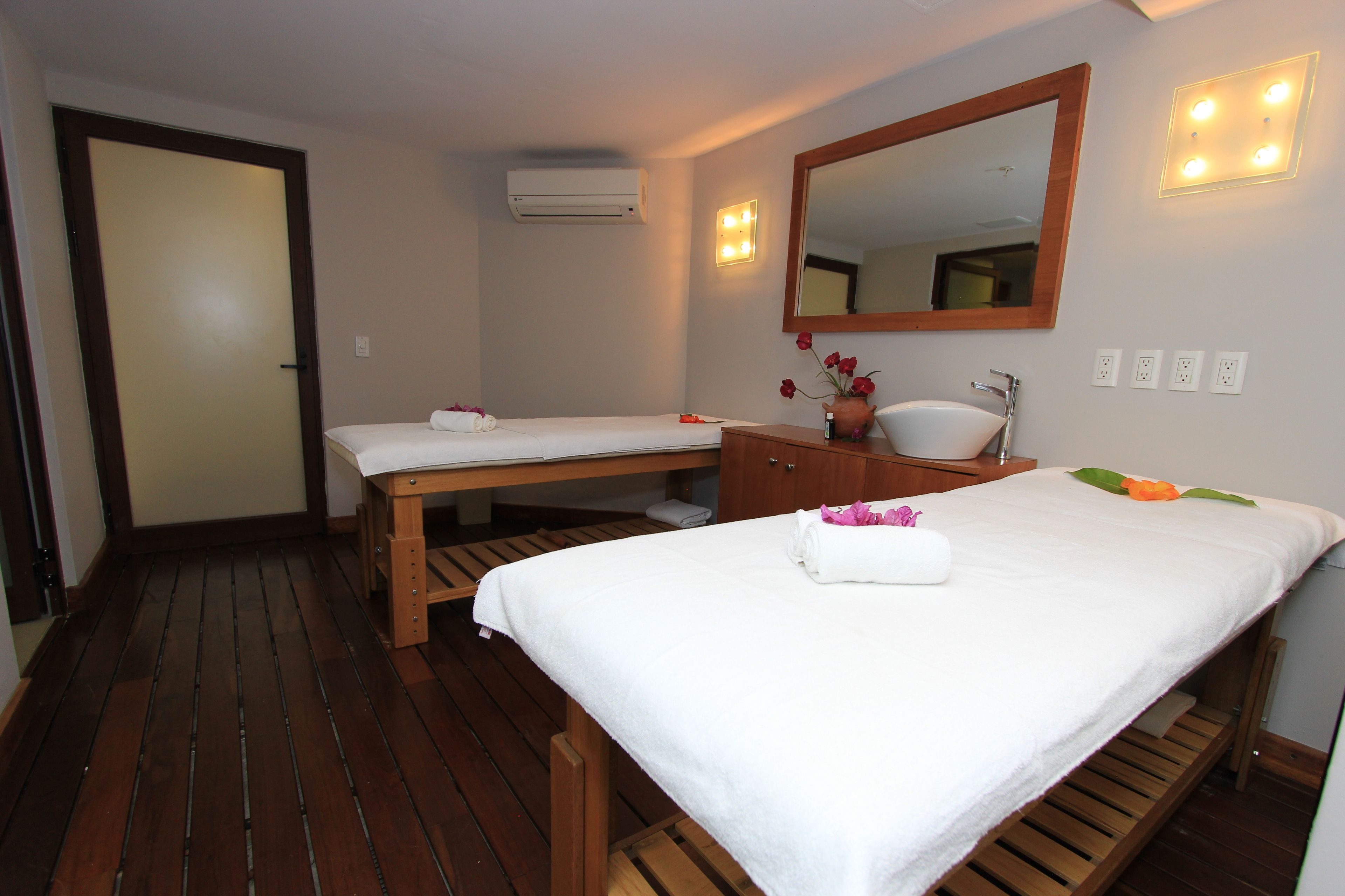couples treatment room(s), sauna, hot tub, steam room, aromatherapy