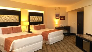 A hotel room with two beds, a desk, a chair, a small table, and a minibar. - Casa del Alma Hotel Boutique & Spa (San Cristóbal de las Casas)