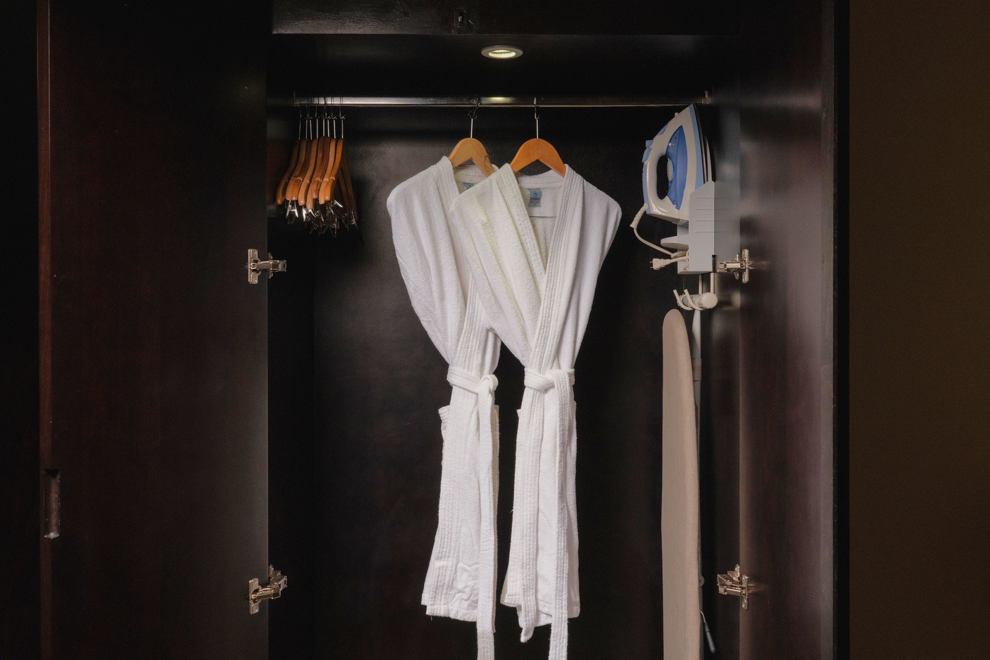 1 bedroom, Egyptian cotton sheets, premium bedding, down duvets