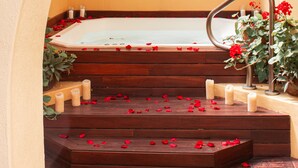 A spa area with a hot tub, wooden steps, and candles. - Casa del Alma Hotel Boutique & Spa (San Cristóbal de las Casas)