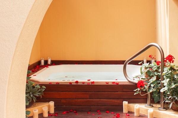 Salas de tratamiento para parejas, un sauna, una bañera de hidromasaje