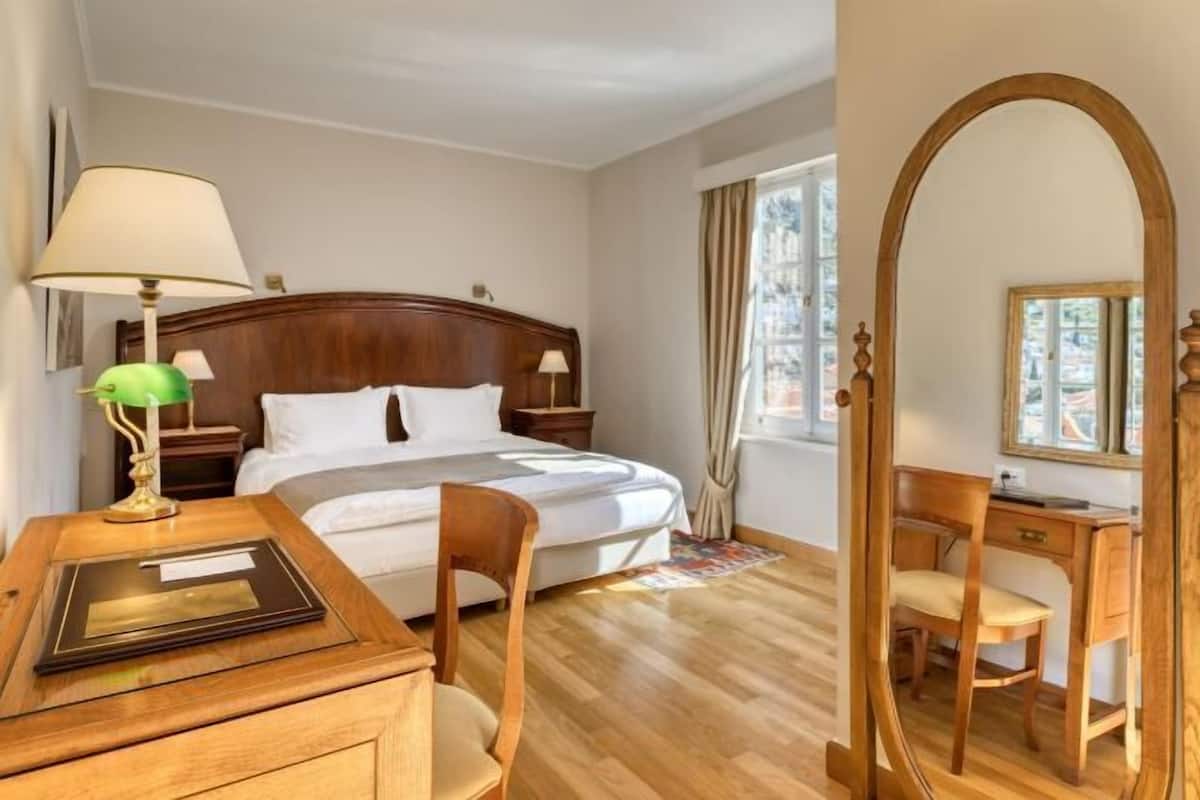Chăn bông, nệm có lớp đệm bông, minibar, két bảo mật tại phòng