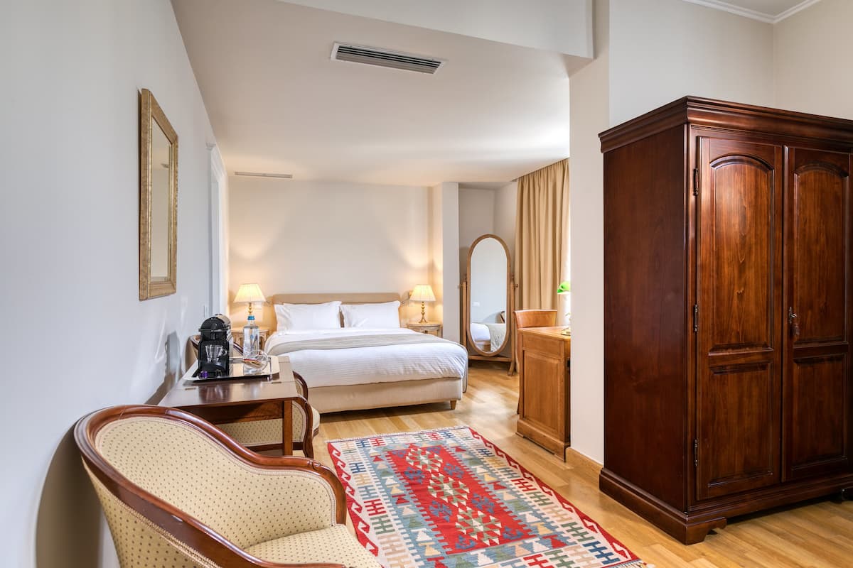 Executive Room | Down duvets, pillow-top beds, minibar, in-room safe