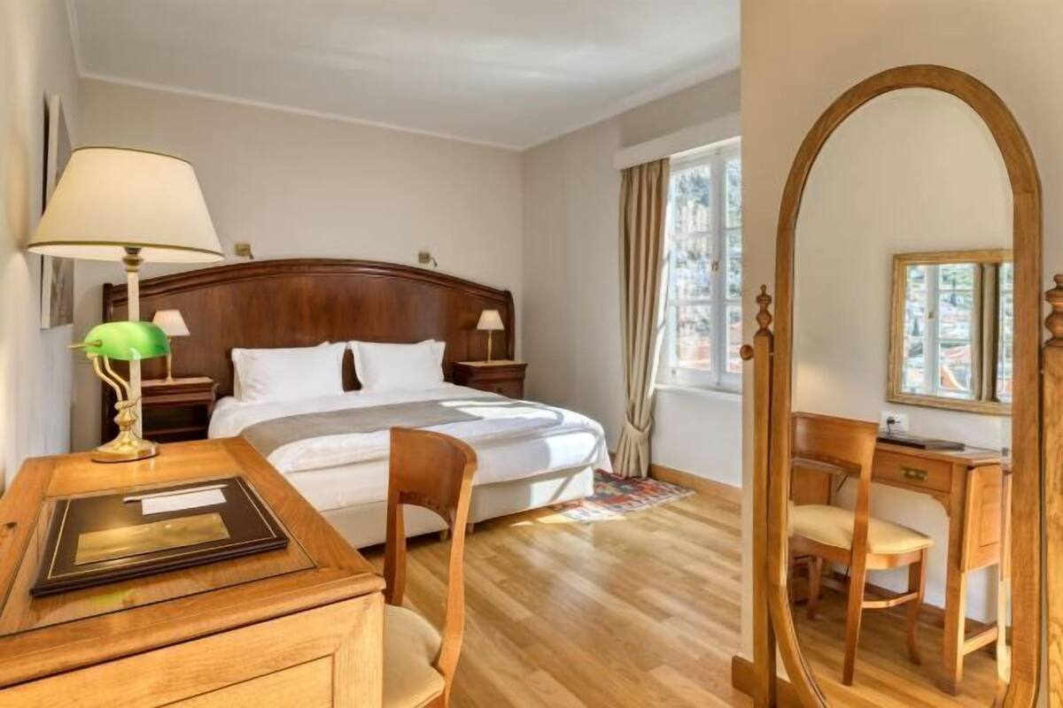 Down comforters, pillowtop beds, minibar, in-room safe