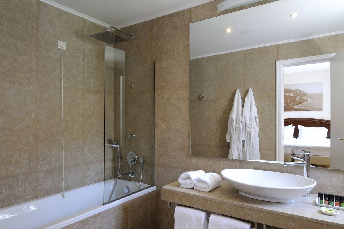 junior suite ( up to 3 persons ) | bathroom | free toiletries, hair dryer, bathrobes, slippers