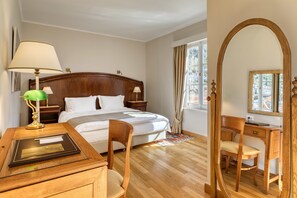 Quarto casal executivo, sacada | Edredons de pluma, camas com colchões pillow-top, frigobar