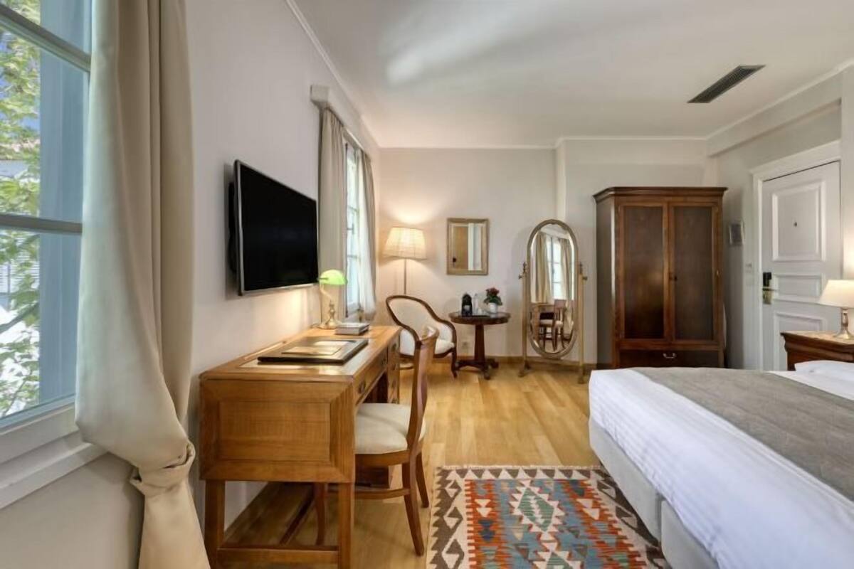 Down comforters, pillowtop beds, minibar, in-room safe