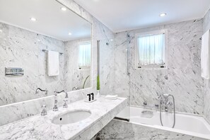 Articles de toilette gratuits, sèche-cheveux, peignoirs, chaussons