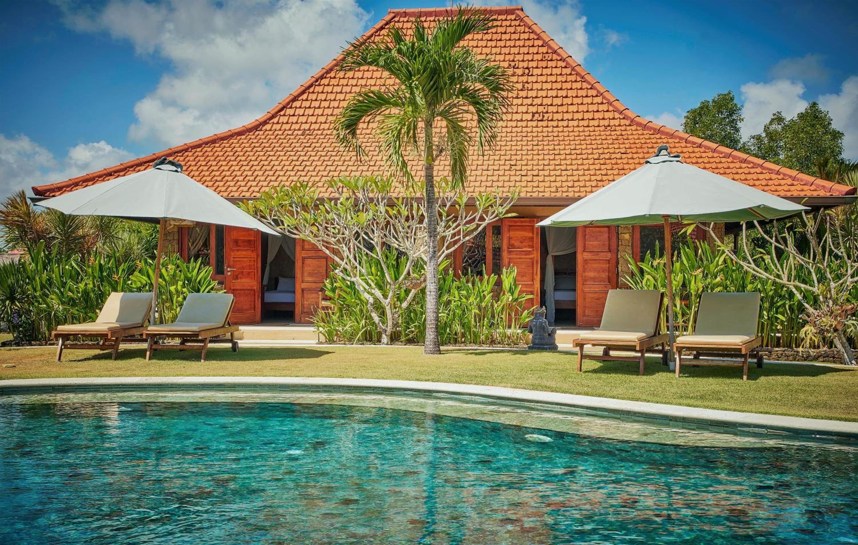 outdoor pool, pool loungers