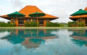 Outdoor pool, sun loungers - Three Monkeys Villas (Pecatu)