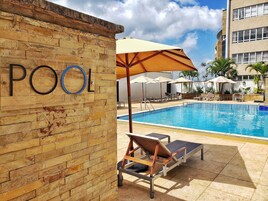 Una piscina al aire libre (de 06:00 a 18:30), sombrillas, tumbonas