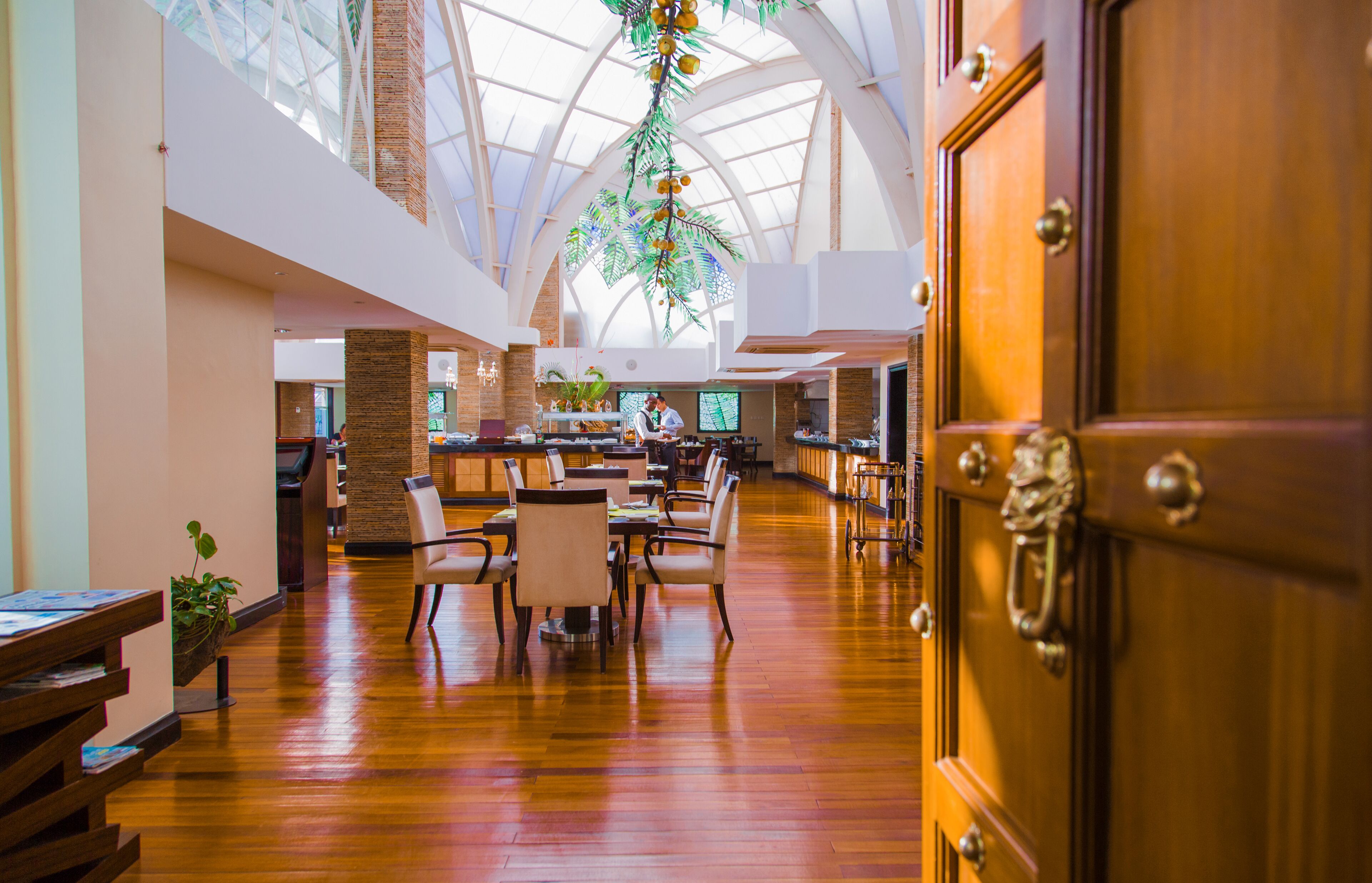 2 restaurants, breakfast, lunch, dinner served; international cuisine