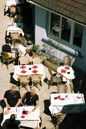 Daily buffet breakfast for a fee - Hôtel le Cheval Noir (Pantin)