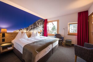 舒适双人房 | 客房内保险箱、办公桌、隔音、折叠床/加床（额外收费）