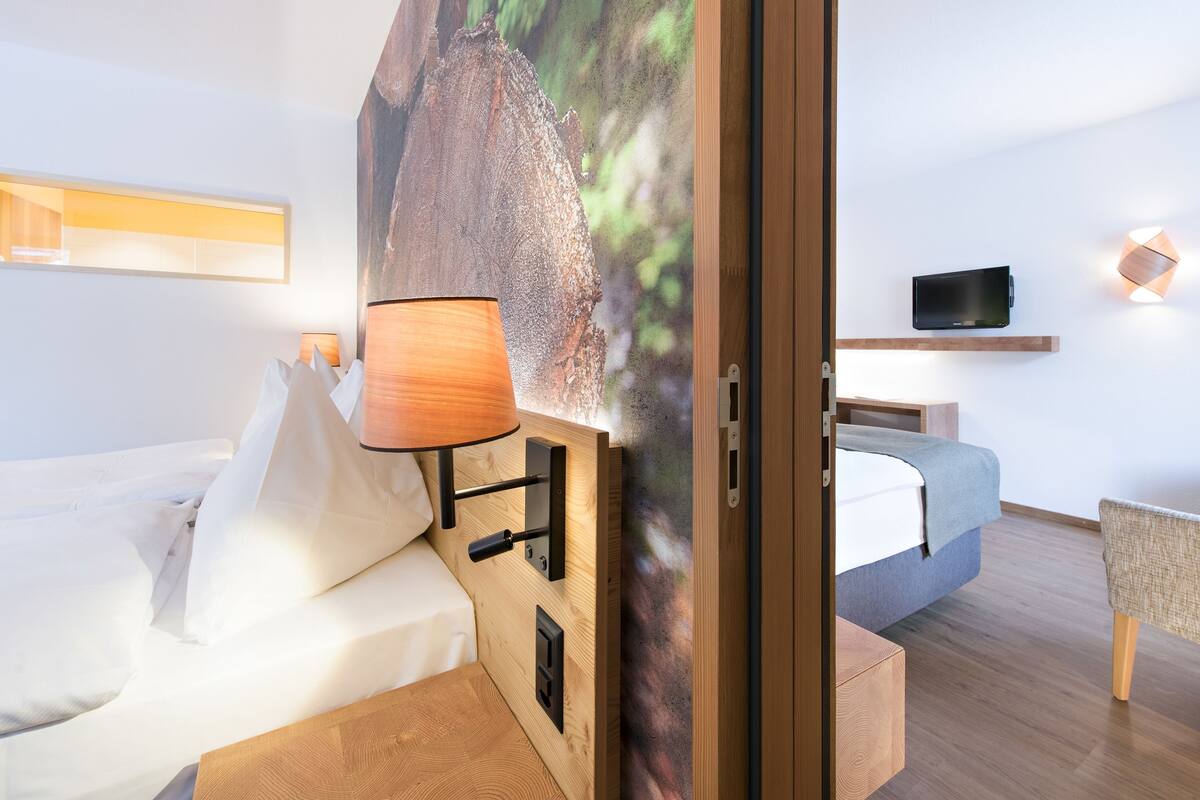 Habitación familiar | Caja de seguridad en la habitación, escritorio y insonorización