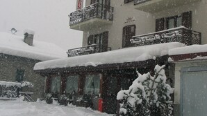 A building with a sign reading "Albergo Ristorante" and a balcony with snow. - La Lanterna (Chiesa in Valmalenco)