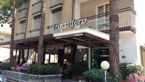 A hotel with a covered entrance, outdoor seating, and a sign reading "trocadero". - Trocadero (Riccione)