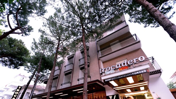 A building with a sign reading "trocalero" and "CLIMATIZZATO". - Trocadero (Riccione)