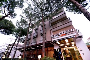 A building with a sign reading "trocalero" and "CLIMATIZZATO". - Trocadero (Riccione)