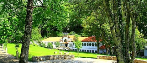 Körperbehandlungen, Hydrotherapie, Warmsteinmassagen, Massageanwendungen