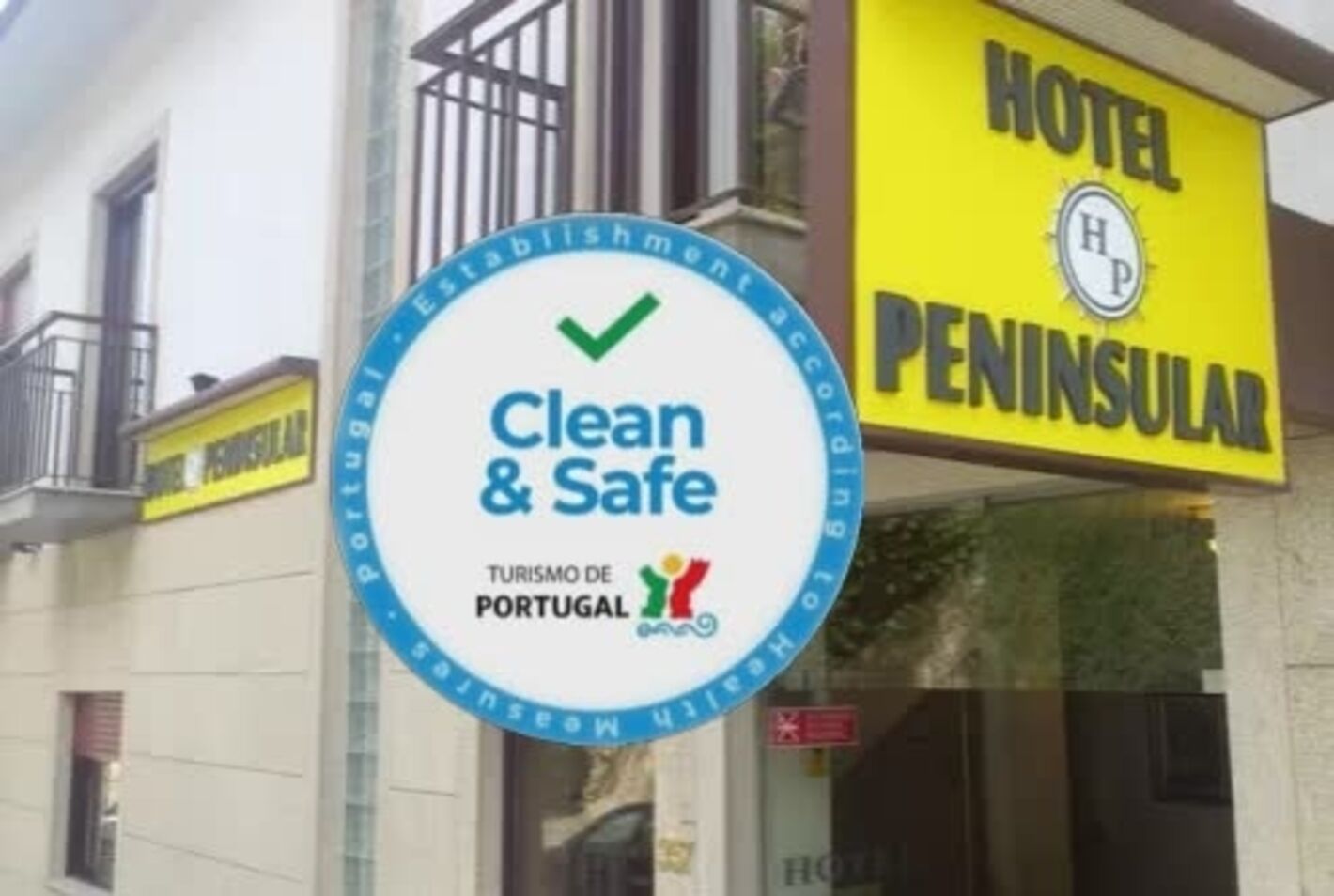 Ein Hotelschild mit Branding ‚Clean & Safe‘ und ‚Hotel Peninsular‘, das auf Hygiene und Sicherheit hinweist.