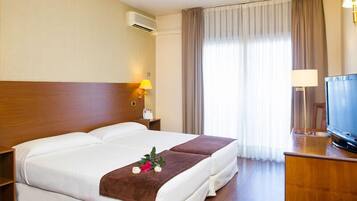 Comfort Suite, Balcony | Blackout drapes, free cribs/infant beds, rollaway beds