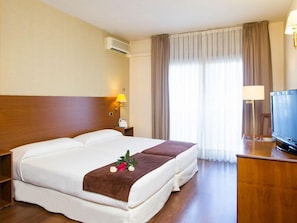 Comfort Suite, Balcony | Blackout curtains, free cots/infant beds, rollaway beds