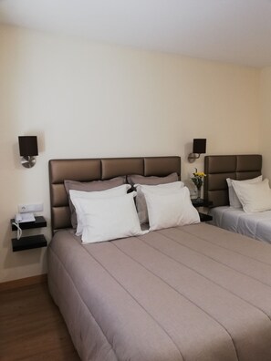 Double Room (with extra bed) | Blackout drapes, free cribs/infant beds, rollaway beds - Hotel Peninsular (Amares)