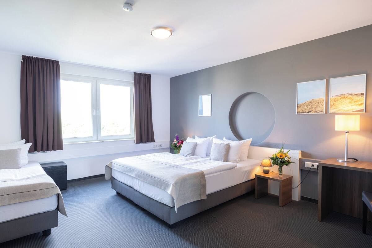 Standard Triple Room | Hypo-allergenic bedding available, in-room safe, desk, blackout drapes