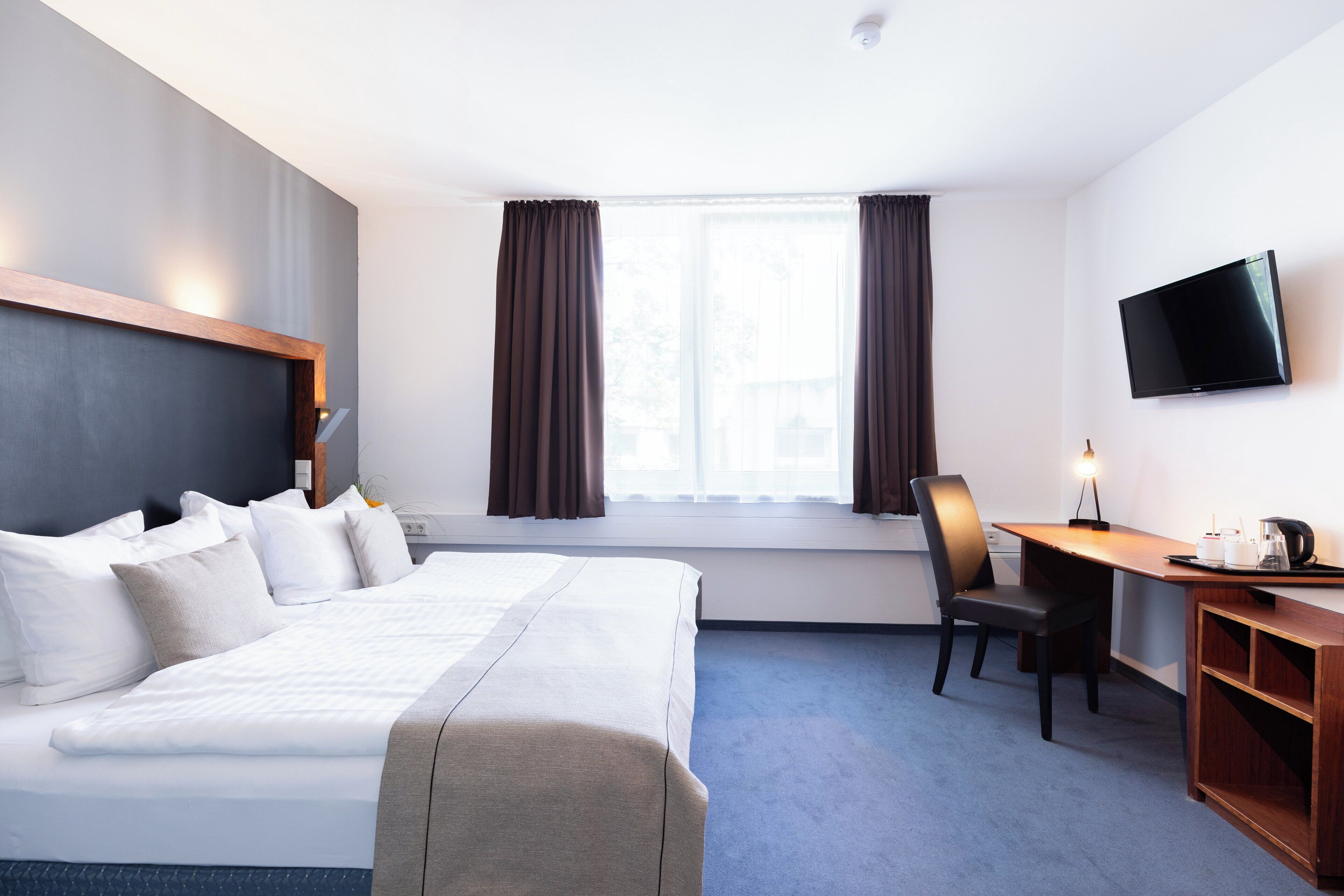 防过敏的被褥、客房内保险箱、办公桌、遮光窗帘