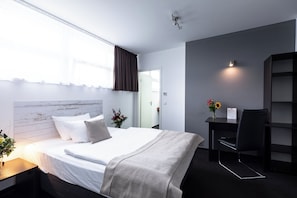 Business Single Room, 1 Queen Bed | Hypo-allergenic bedding, in-room safe, desk, blackout drapes