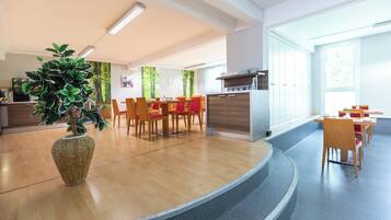 Tägliches Frühstücksbuffet (12.5 EUR pro Person)