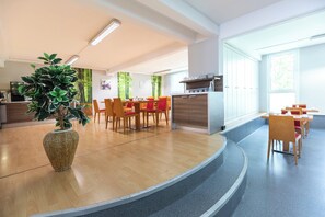 Frukostbuffé varje dag (EUR 12.5 per person)