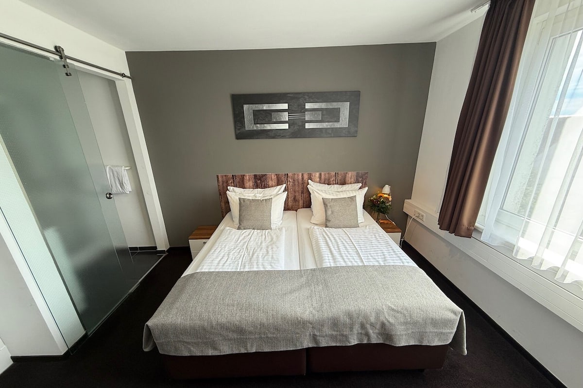 Business Double Room, 2 Twin Beds | Hypo-allergenic bedding, in-room safe, desk, blackout drapes