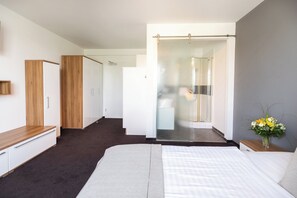 Literie hypoallergénique, coffres-forts dans les chambres, bureau